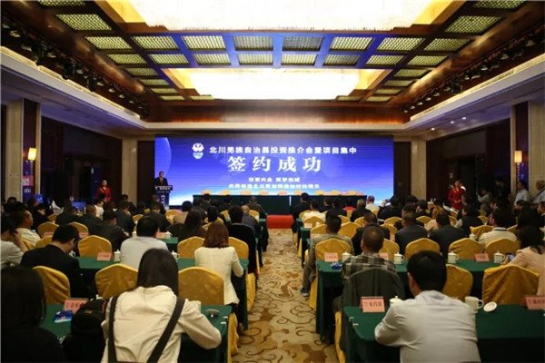 成都航空旅游職中購(gòu)買(mǎi)派珀飛機(jī)簽約